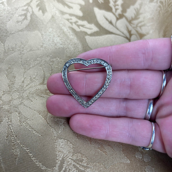 Simple Heart 2 Pin-LC085