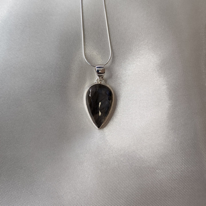 Blue Fire Labradorite Pendant-MN26005