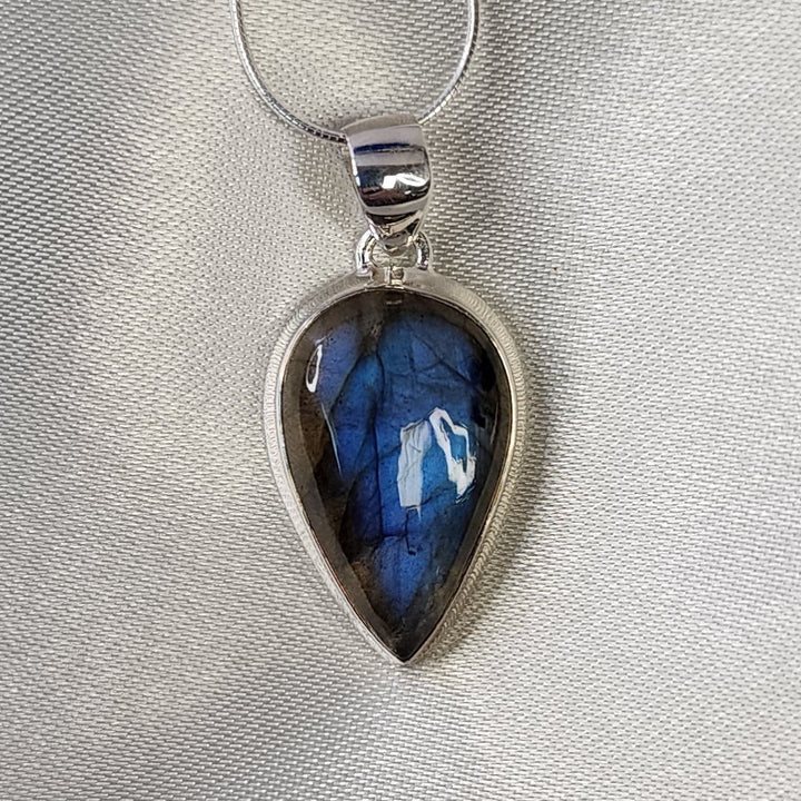 Blue Fire Labradorite Pendant-MN26005