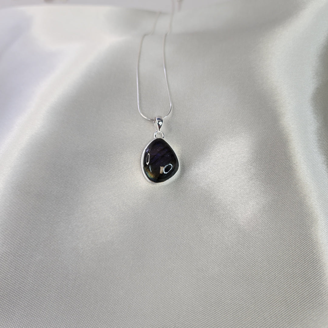 Purple Labradorite Pendant-MN26007