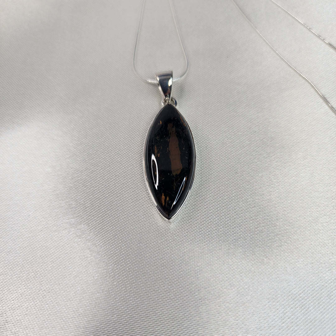 Nuummite Pendant-MN26011