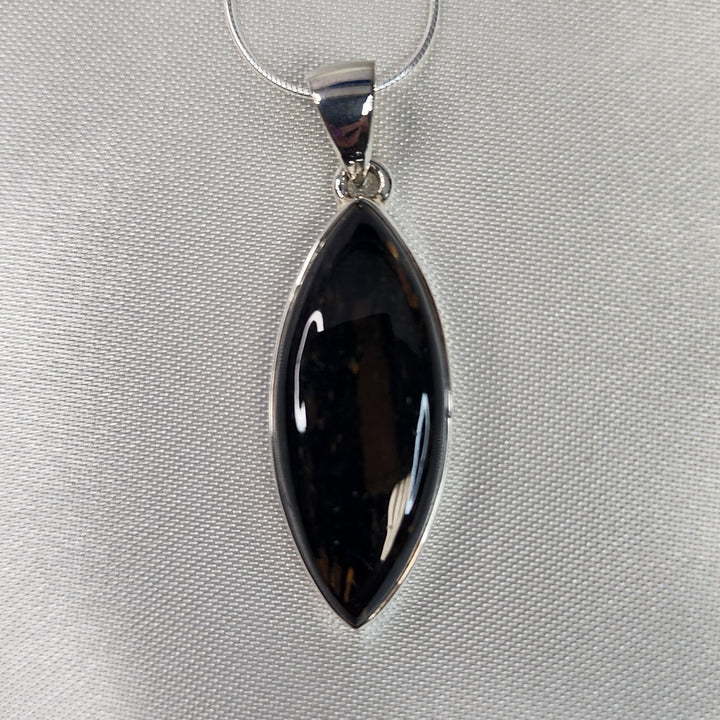 Nuummite Pendant-MN26011