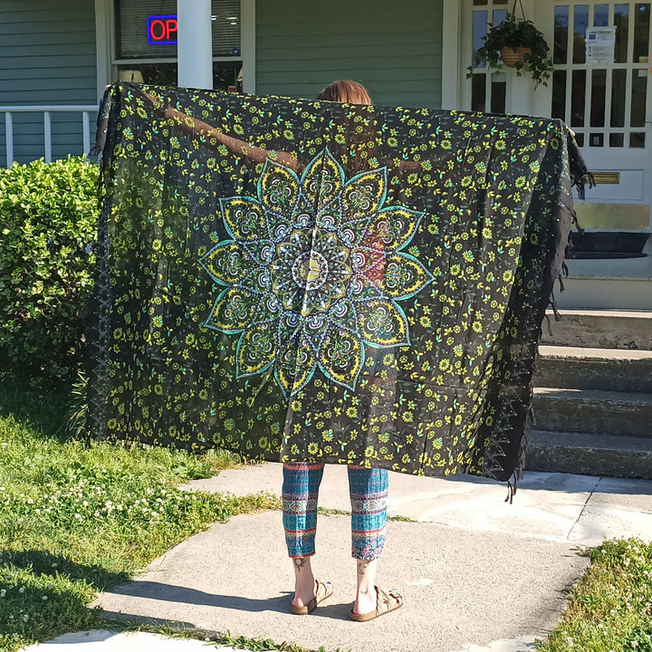 Daisies Mandala - Rayon Sarong 45"x62" (M)